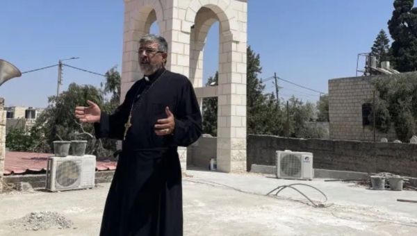 Le père Firas Khoury se tient près de l'église grecque catholique Saint Georges à Zababdeh en Cisjordanie.