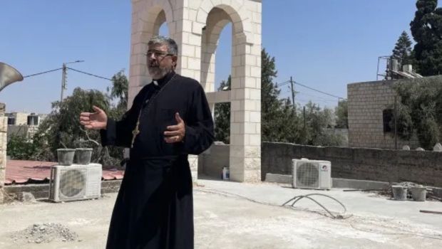 Le père Firas Khoury se tient près de l'église grecque catholique Saint Georges à Zababdeh en Cisjordanie.