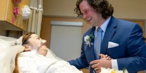 Ela recebeu um transplante de coração no hospital após o casamento.