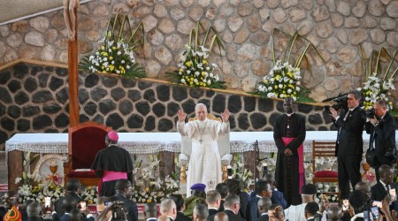 O Papa  que parece impassível surpreende em Camarões!
