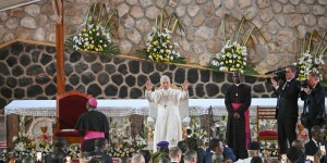 O Papa  que parece impassível surpreende em Camarões!