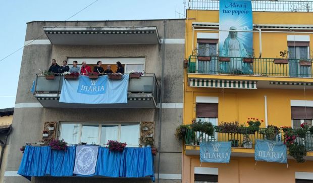 Corner Hero Image - Mês de Maria: Uma cidade italiana se veste de azul