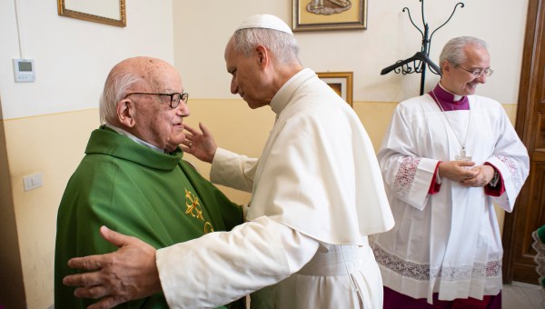 Corner Item Image - Gioele Schiavella, 103 anos, o padre mais velho do Vaticano