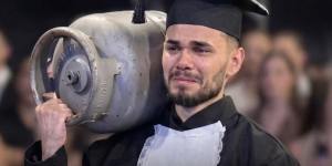 A história de Lorenzo, do sacrifício ao diploma: “Honrar pai e mãe”