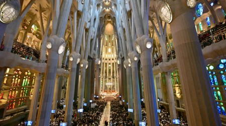 Na imensa Sagrada Família Leão XIV escolheu a porta  estreita dos pobres e pequenos