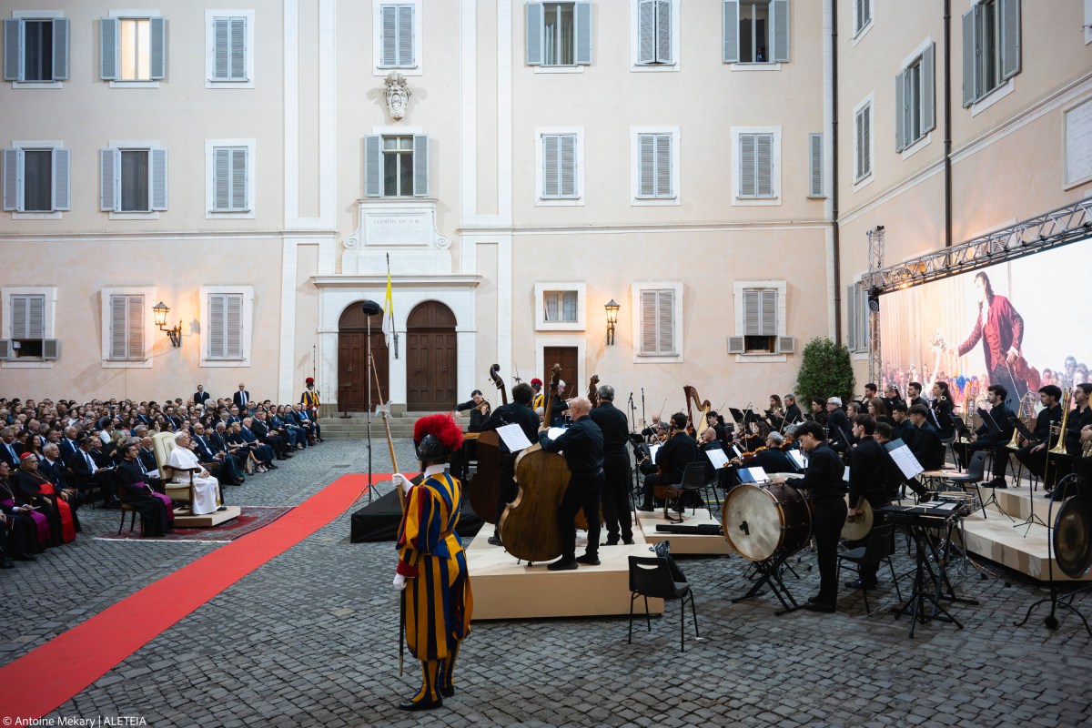 AMCGCJ1826pope-leo-xiv-concert-apostolic-palace-summer-papal-residence-castel-gandolfo