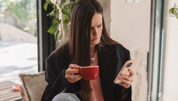 mujer-redes-sociales-orbiting-fotos-celular
