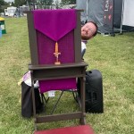 Padre americano decidiu que a feira do bairro era um ótimo lugar para evangelizar