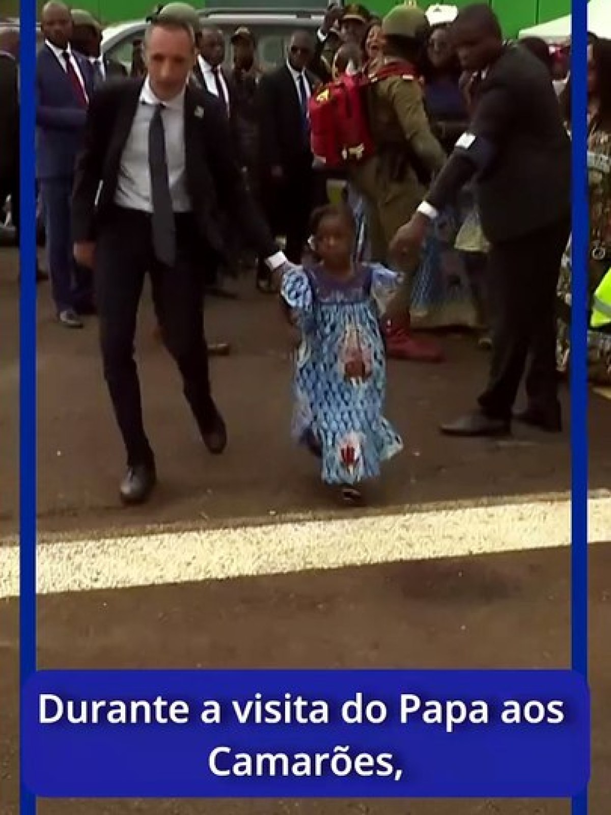 Durante a visita do Papa Leão XIV, uma menina correu para abraçá-lo no meio da multidão.