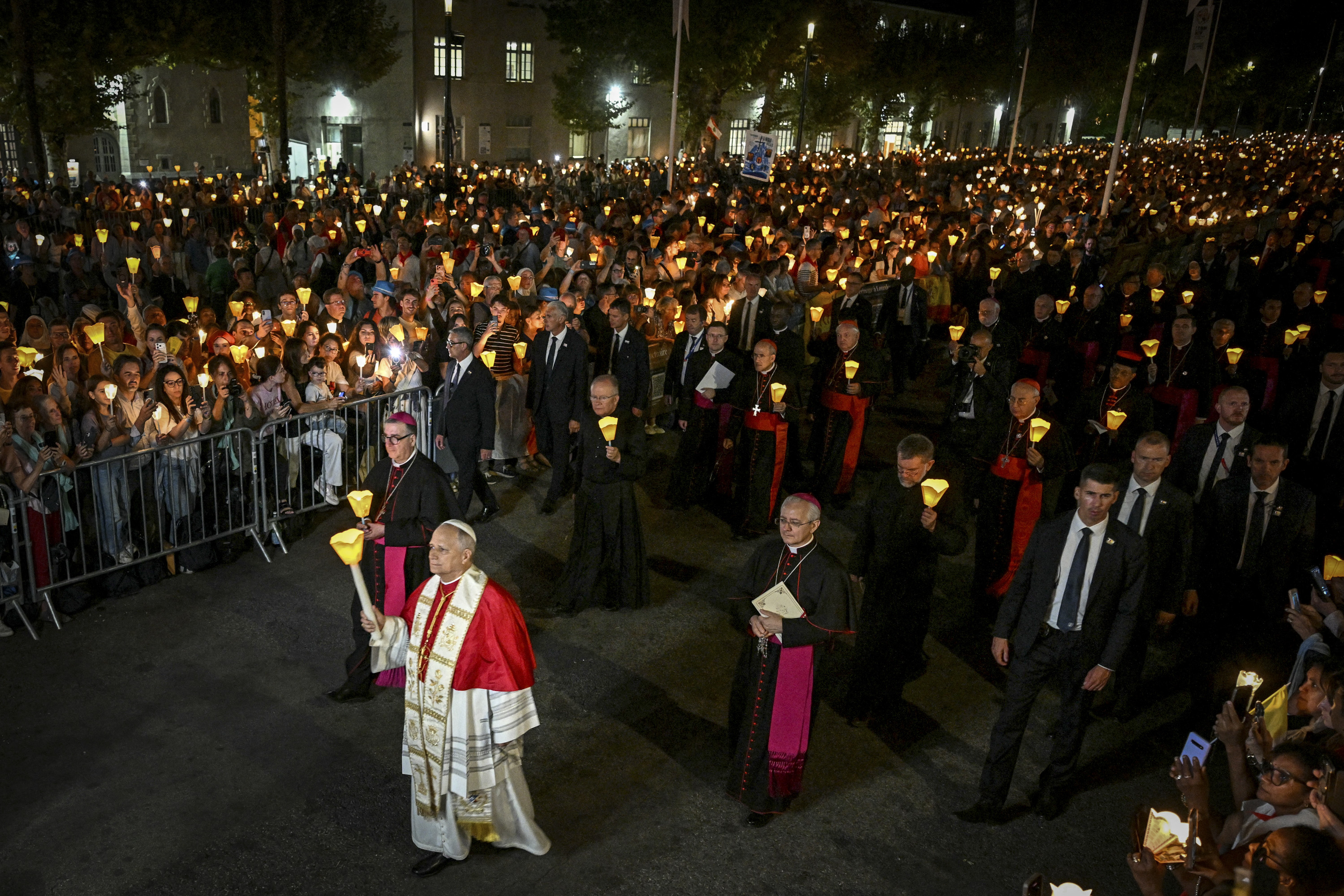 {"rendered":"(Slideshow) Le\u00e3o na prociss\u00e3o de velas em Lourdes 2026"}