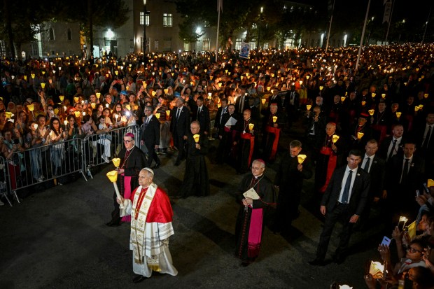 {"rendered":"(Slideshow) Le\u00e3o na prociss\u00e3o de velas em Lourdes 2026"}
